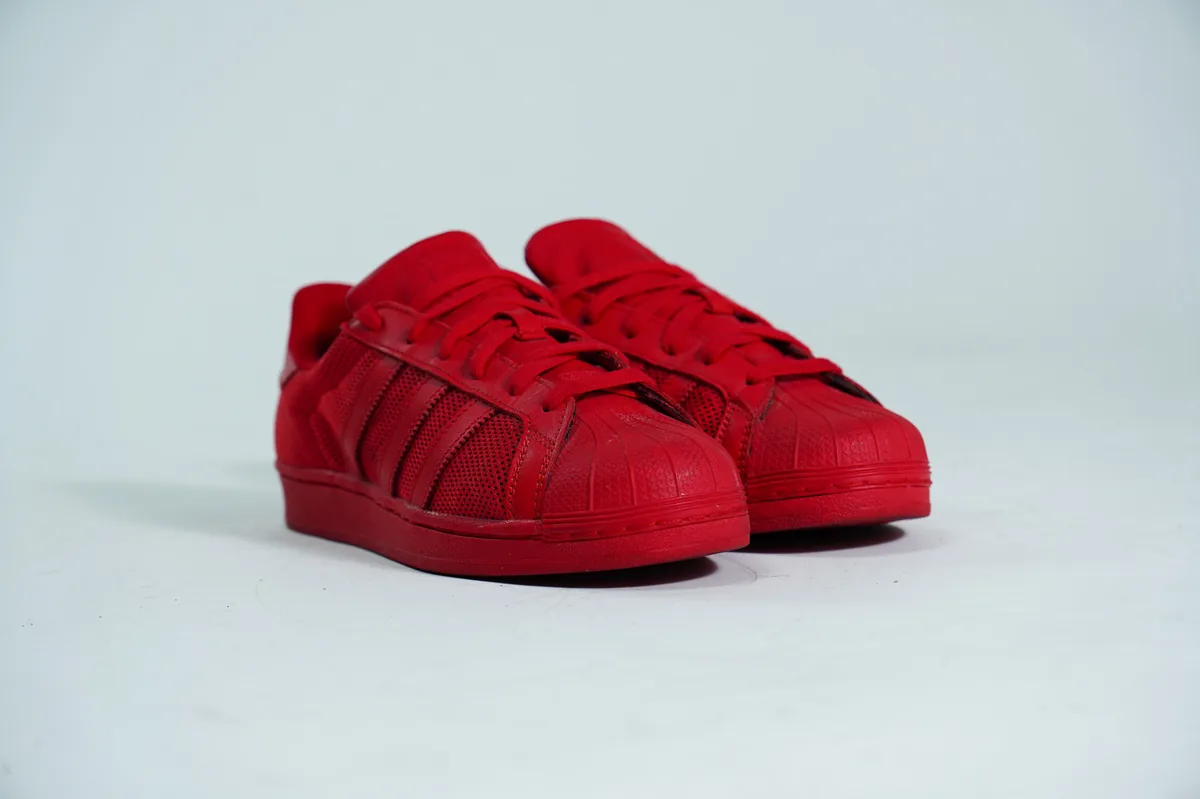 Foto de producto para e-commerce: tenis rojos en estudio, toma 67