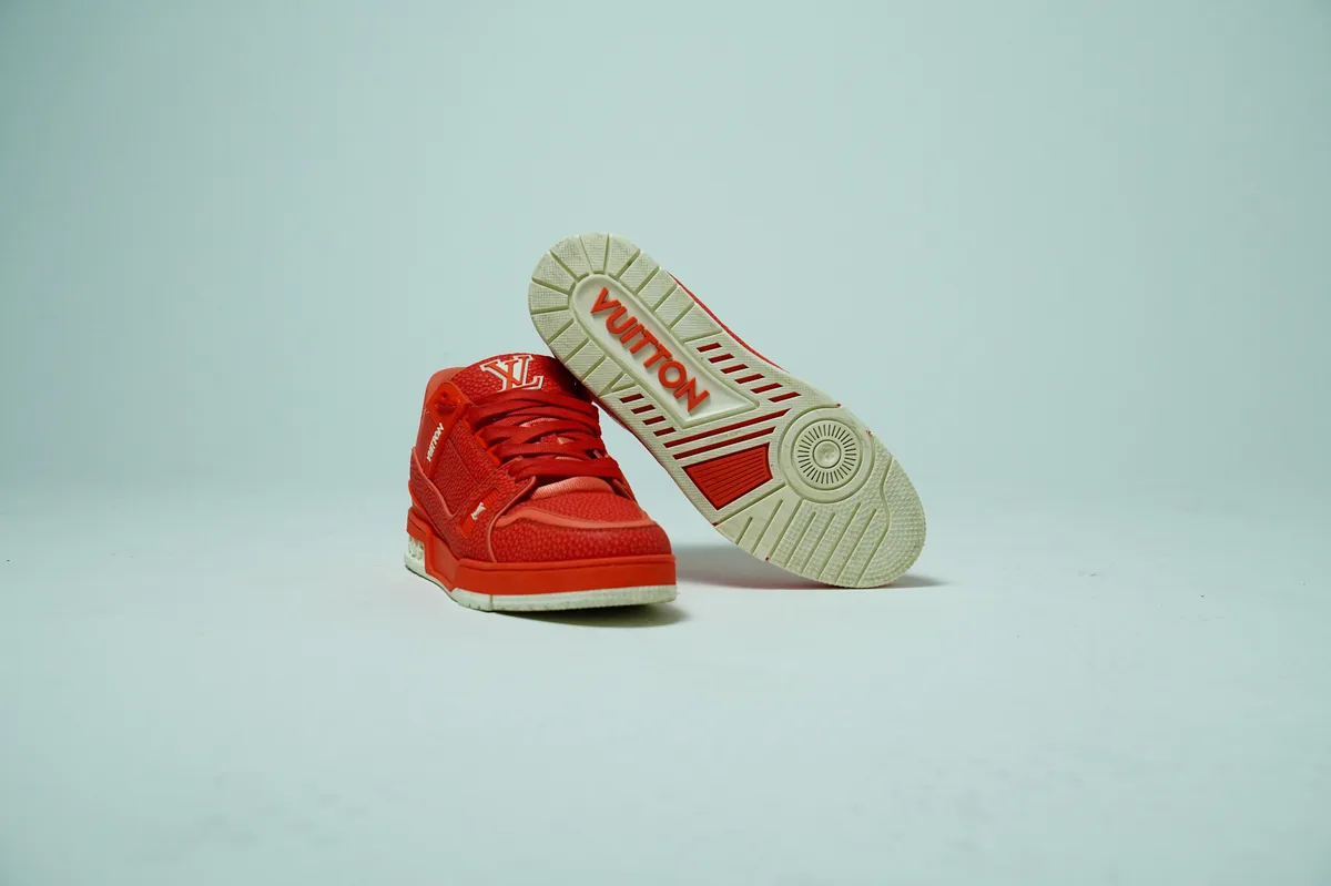 Foto de producto para e-commerce: tenis rojos de piel en estudio, toma 1