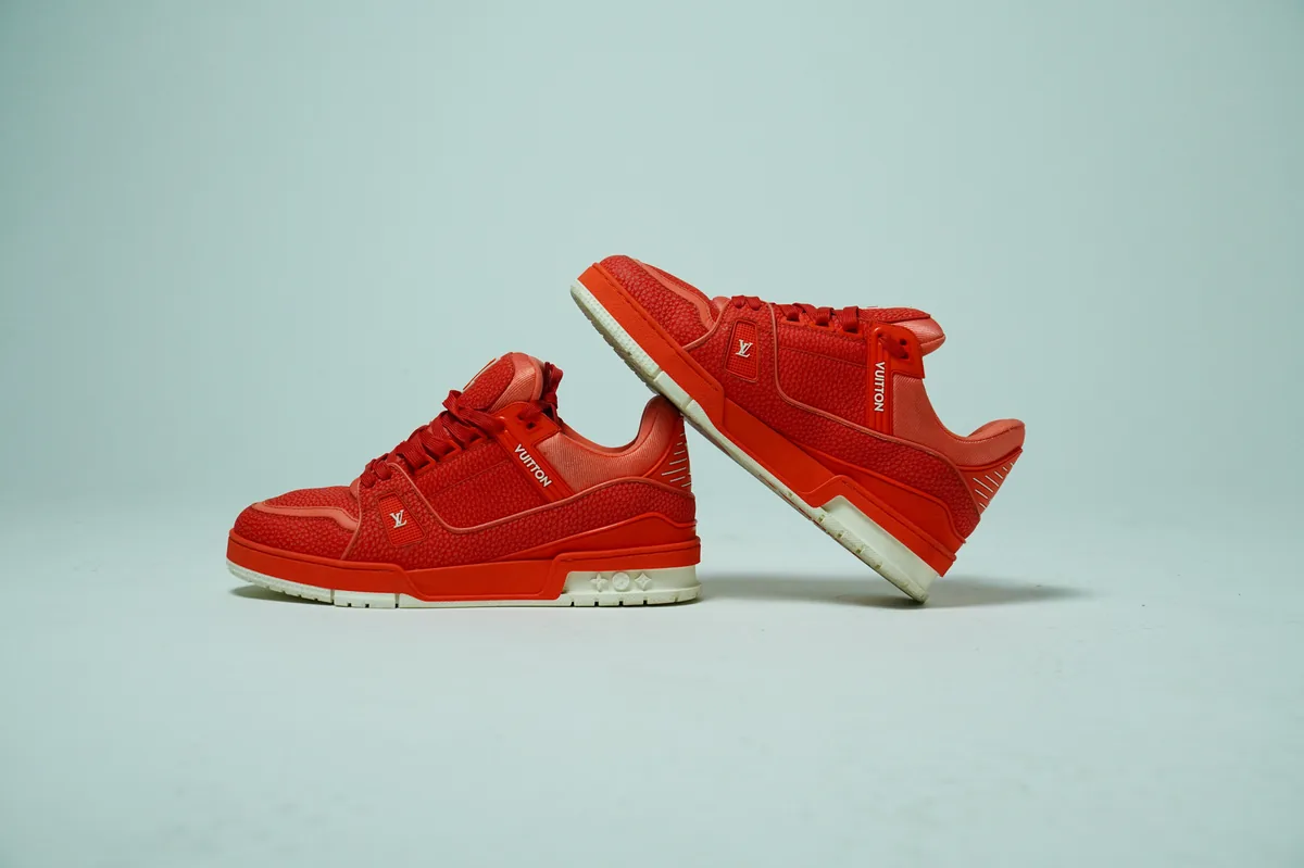 Foto de producto para e-commerce: tenis rojos de piel en estudio, toma 2