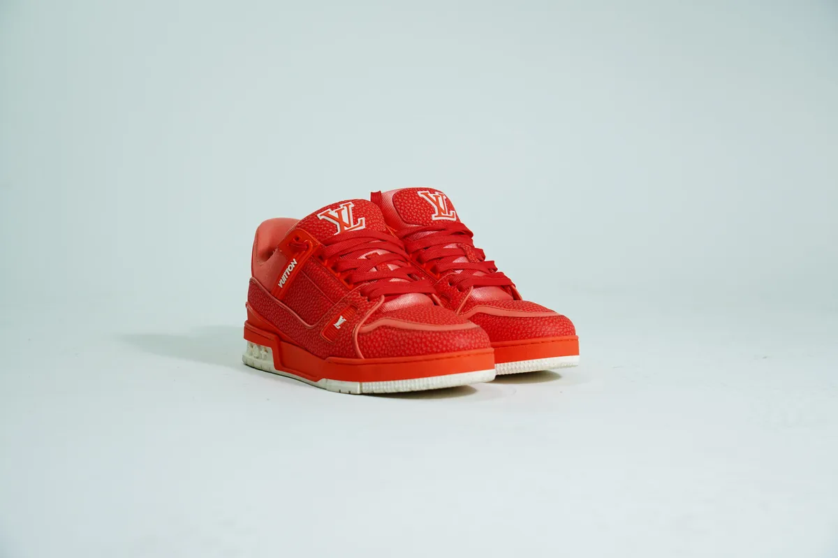 Foto de producto para e-commerce: tenis rojos de piel en estudio, toma 3