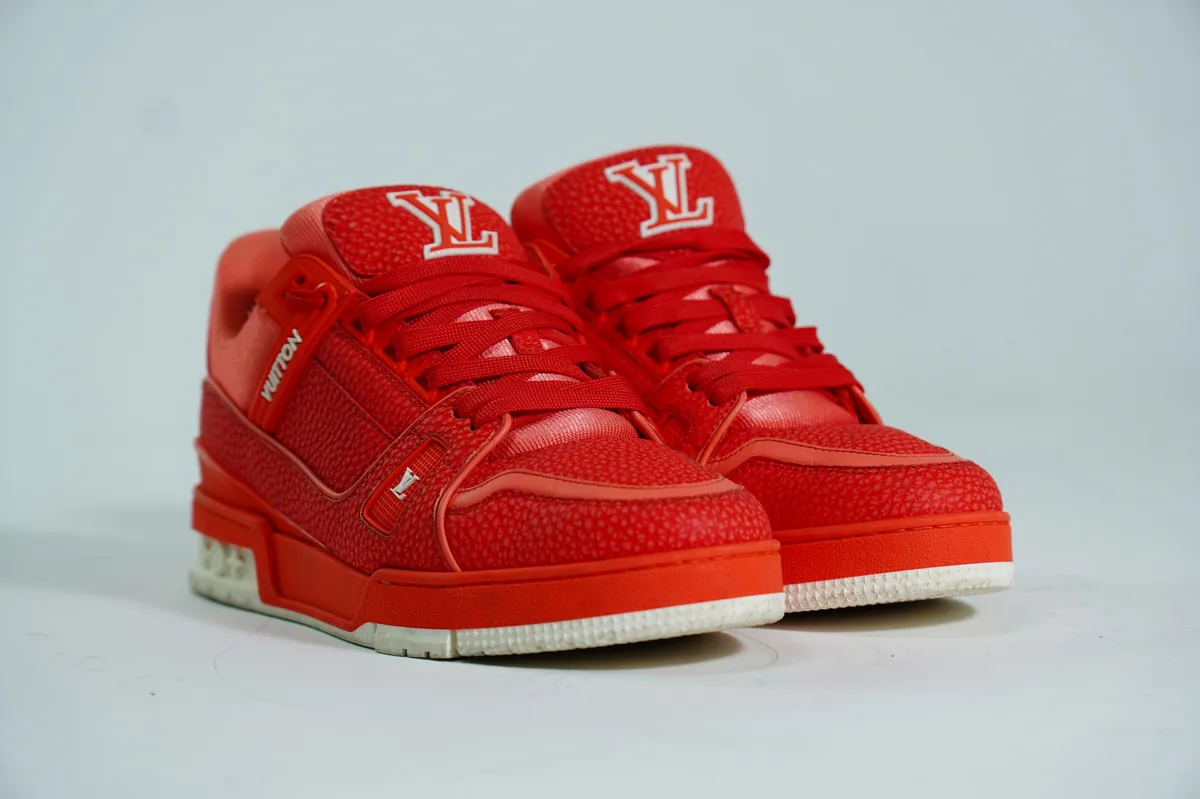 Foto de producto para e-commerce: tenis rojos de piel en estudio, toma 4
