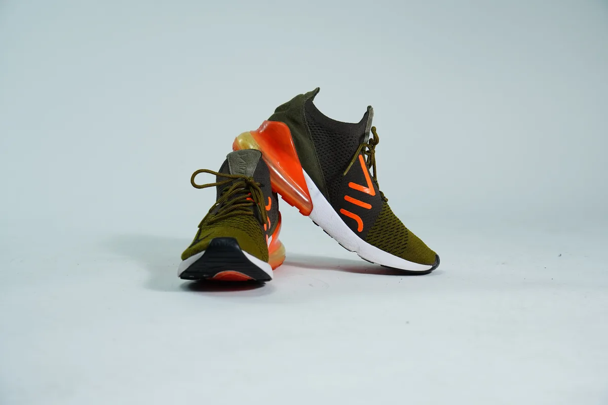 Foto de producto para e-commerce: tenis verde olivo en estudio, toma 130