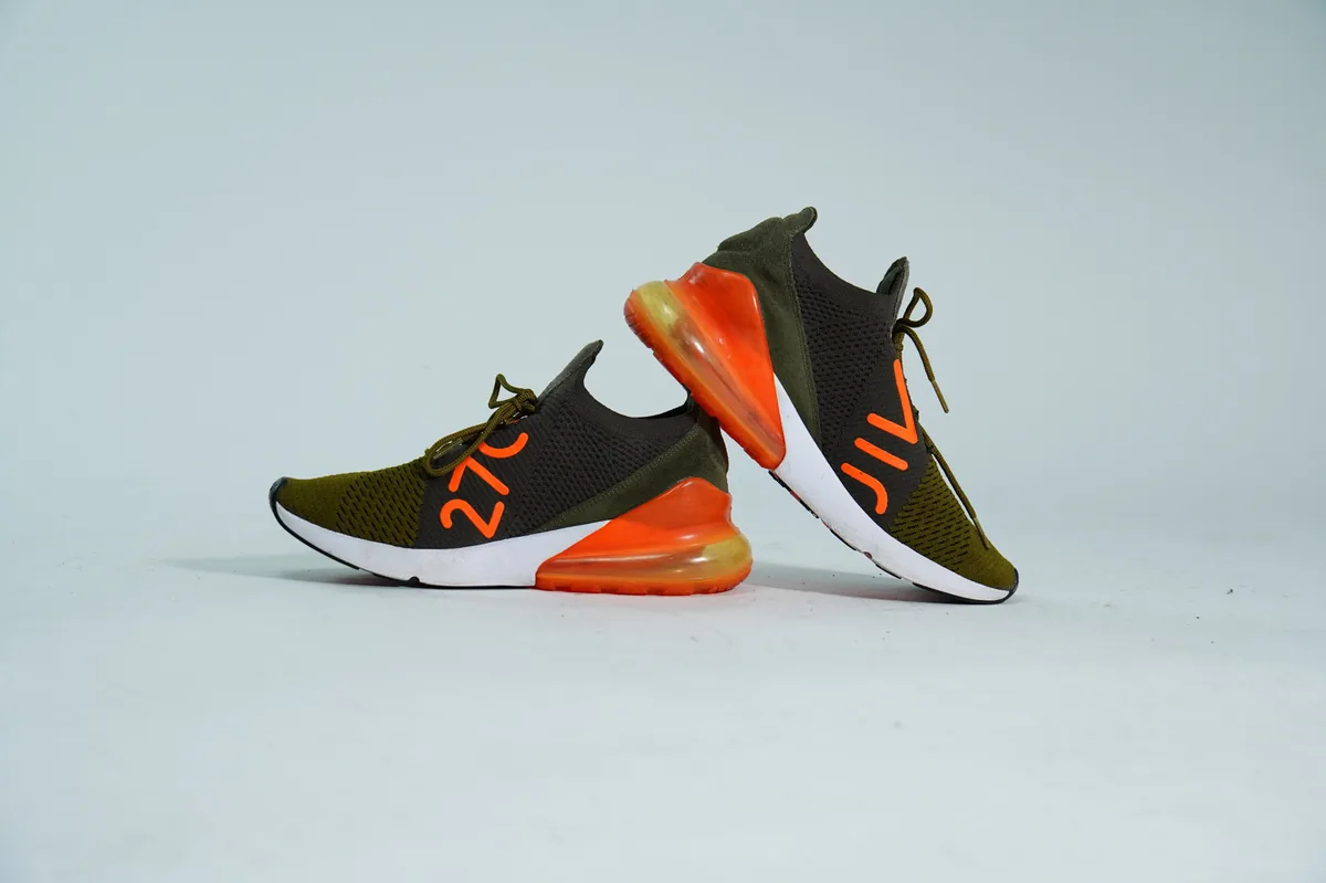 Foto de producto para e-commerce: tenis verde olivo en estudio, toma 131