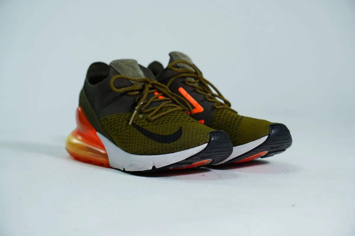 Foto de producto para e-commerce: tenis verde olivo en estudio, toma 132