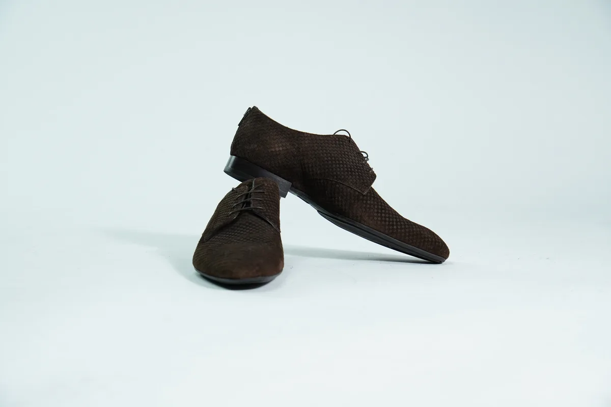 Foto de producto para e-commerce: zapatos de vestir cafés en estudio, toma 91