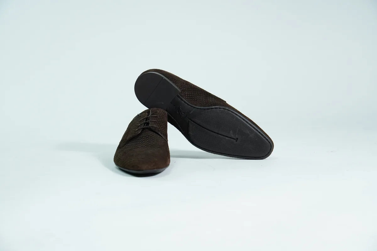 Foto de producto para e-commerce: zapatos de vestir cafés en estudio, toma 92