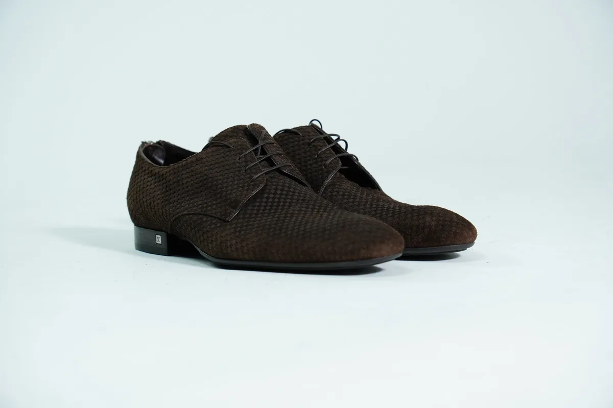 Foto de producto para e-commerce: zapatos de vestir cafés en estudio, toma 93