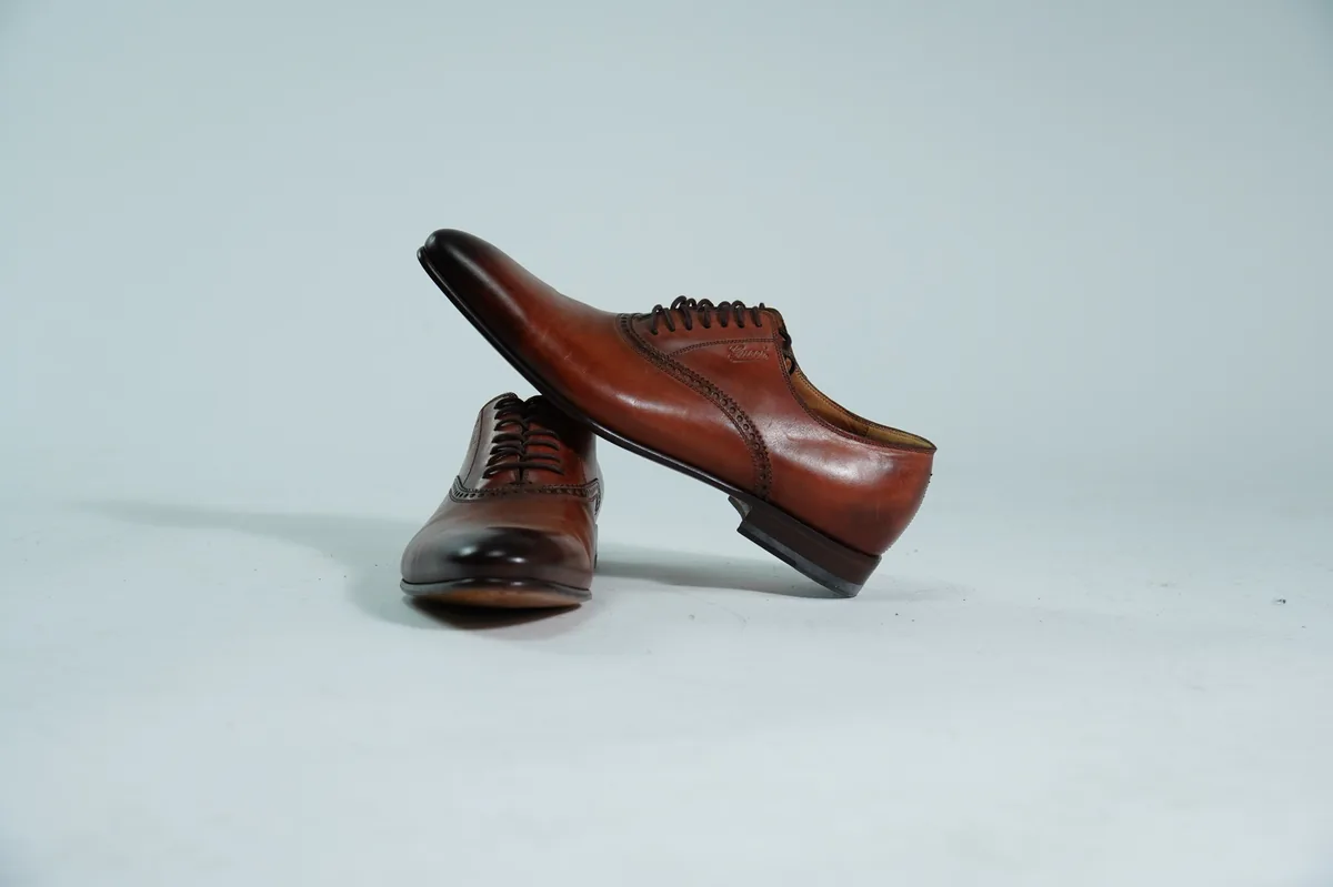 Foto de producto para e-commerce: zapatos de vestir cafés de piel en estudio, toma 106