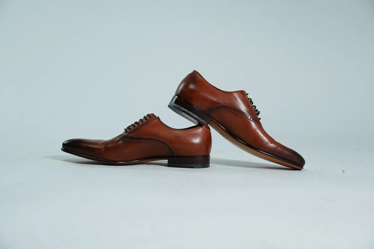 Foto de producto para e-commerce: zapatos de vestir cafés de piel en estudio, toma 107