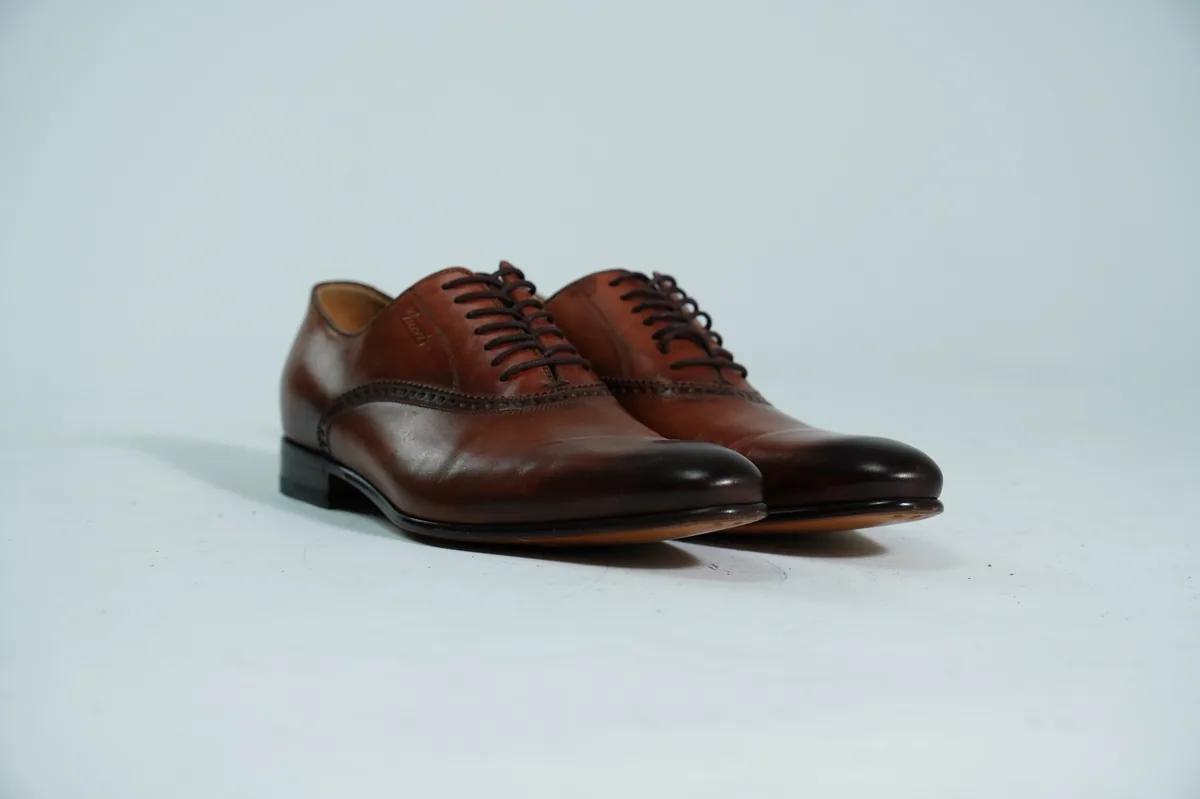 Foto de producto para e-commerce: zapatos de vestir cafés de piel en estudio, toma 108