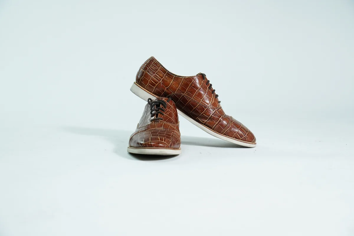 Foto de producto para e-commerce: zapatos de vestir cafés tipo oxford en estudio, toma 139