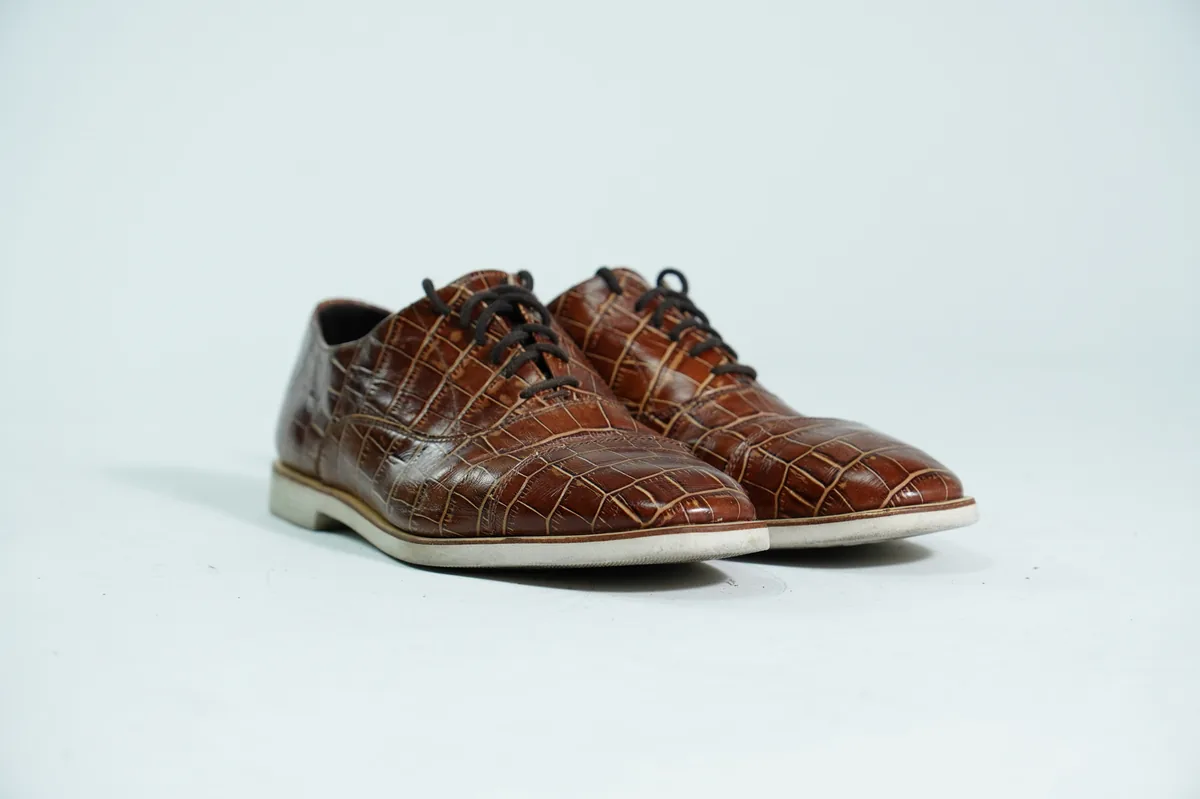 Foto de producto para e-commerce: zapatos de vestir cafés tipo oxford en estudio, toma 141