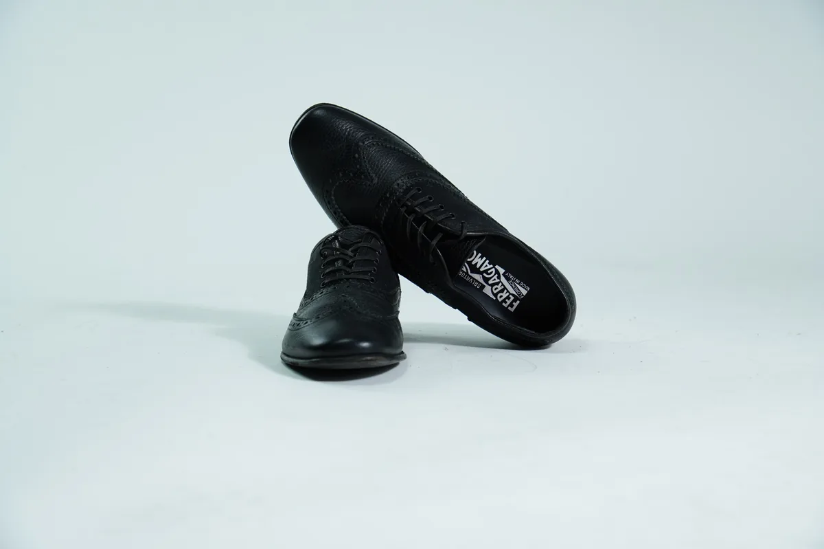 Foto de producto para e-commerce: zapatos de vestir negros en estudio, toma 85