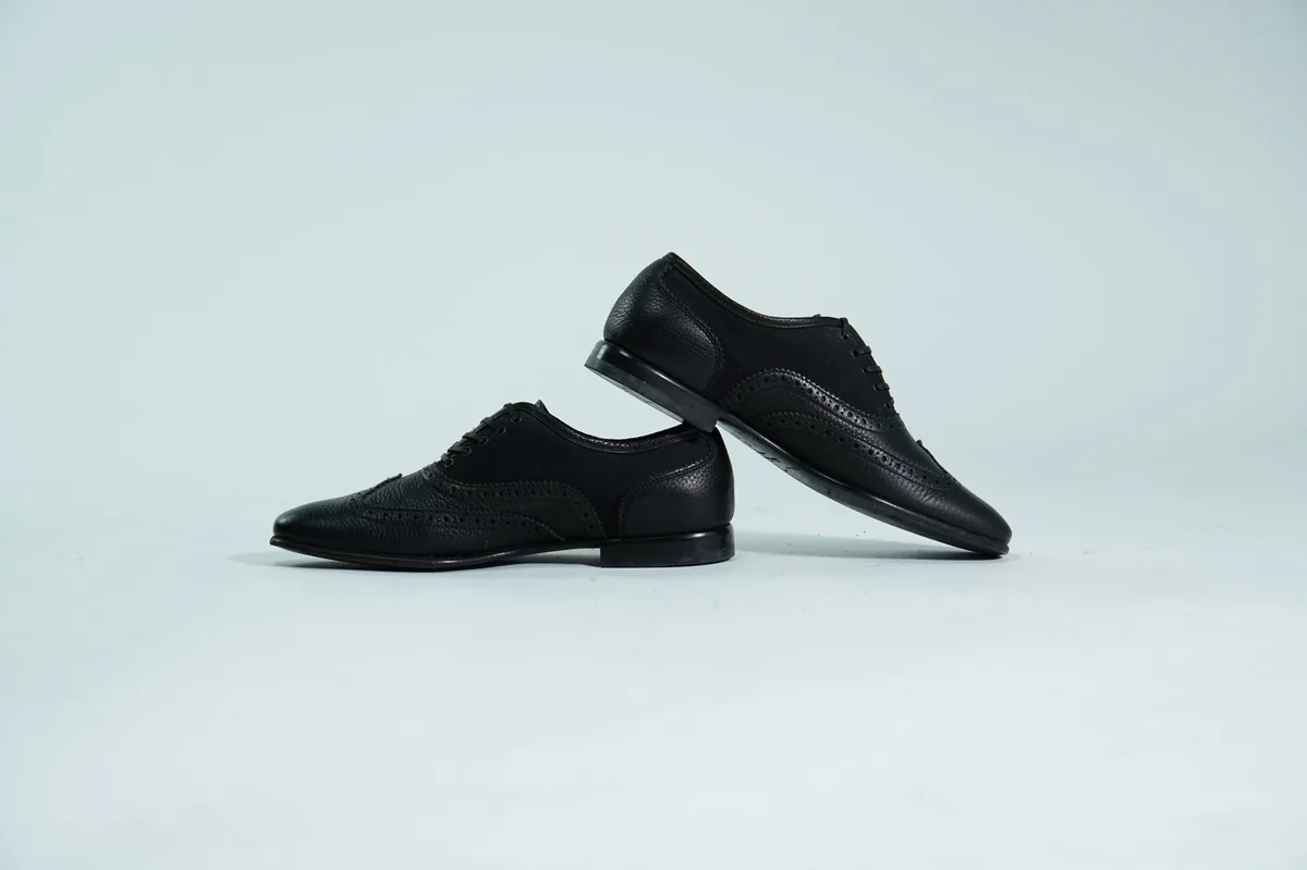 Foto de producto para e-commerce: zapatos de vestir negros en estudio, toma 86