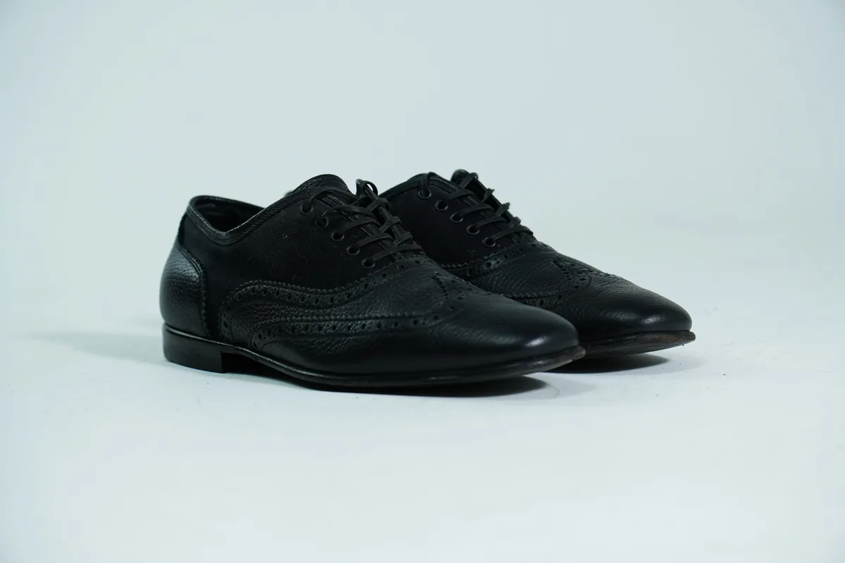 Foto de producto para e-commerce: zapatos de vestir negros en estudio, toma 87