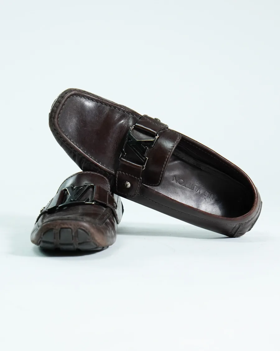 Foto de producto vertical para redes sociales: mocasines café oscuro, toma 46