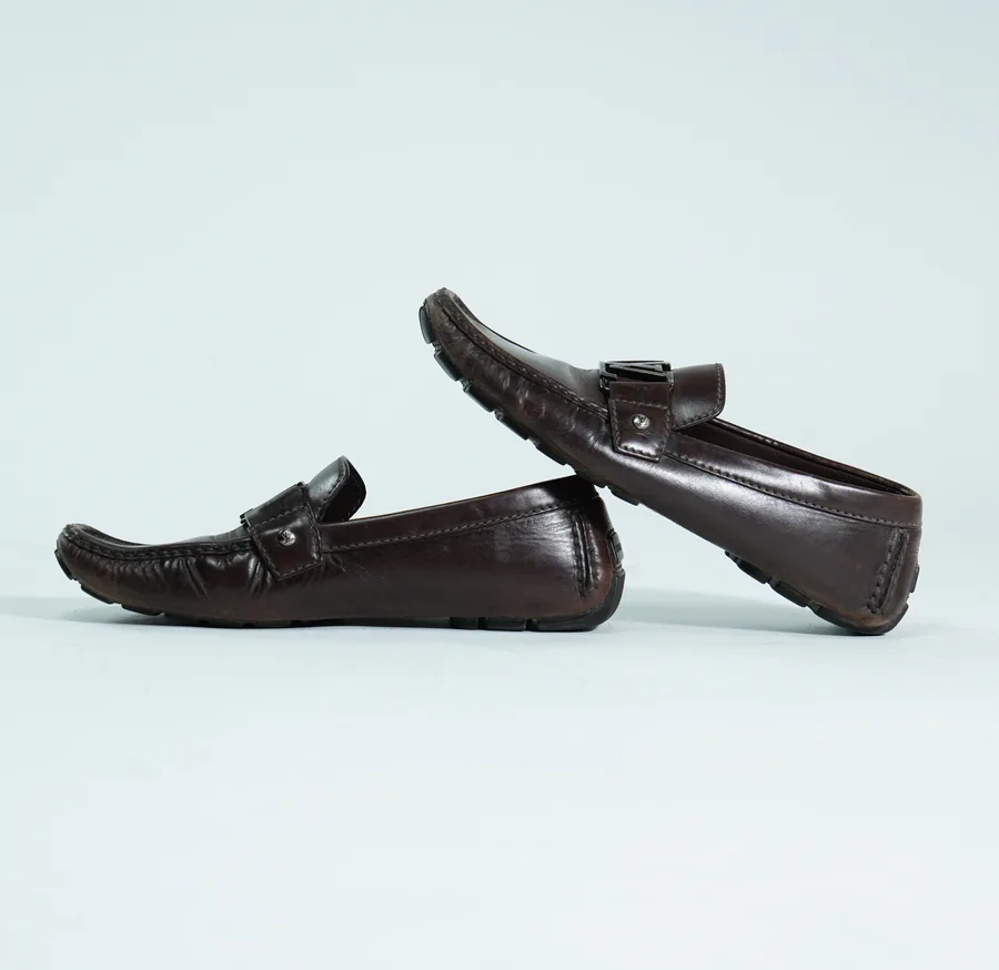 Foto de producto vertical para redes sociales: mocasines café oscuro, toma 47