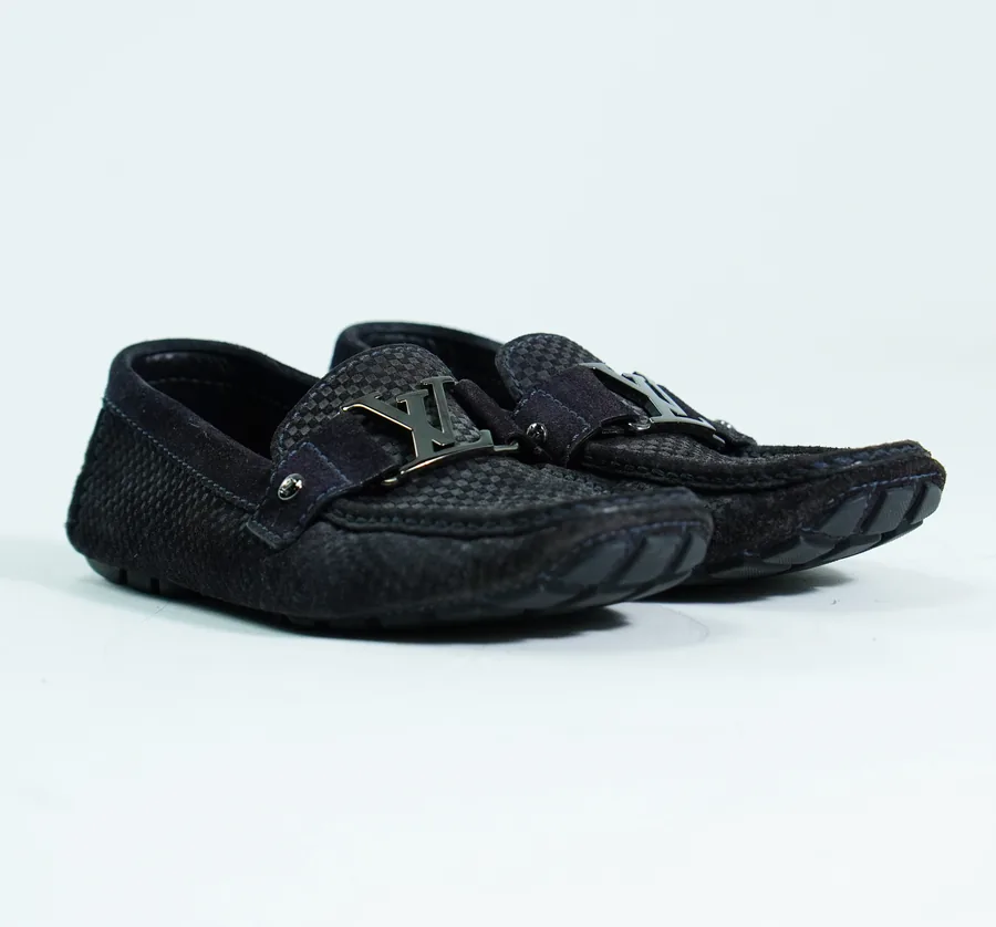Foto de producto vertical para redes sociales: mocasines café oscuro, toma 48