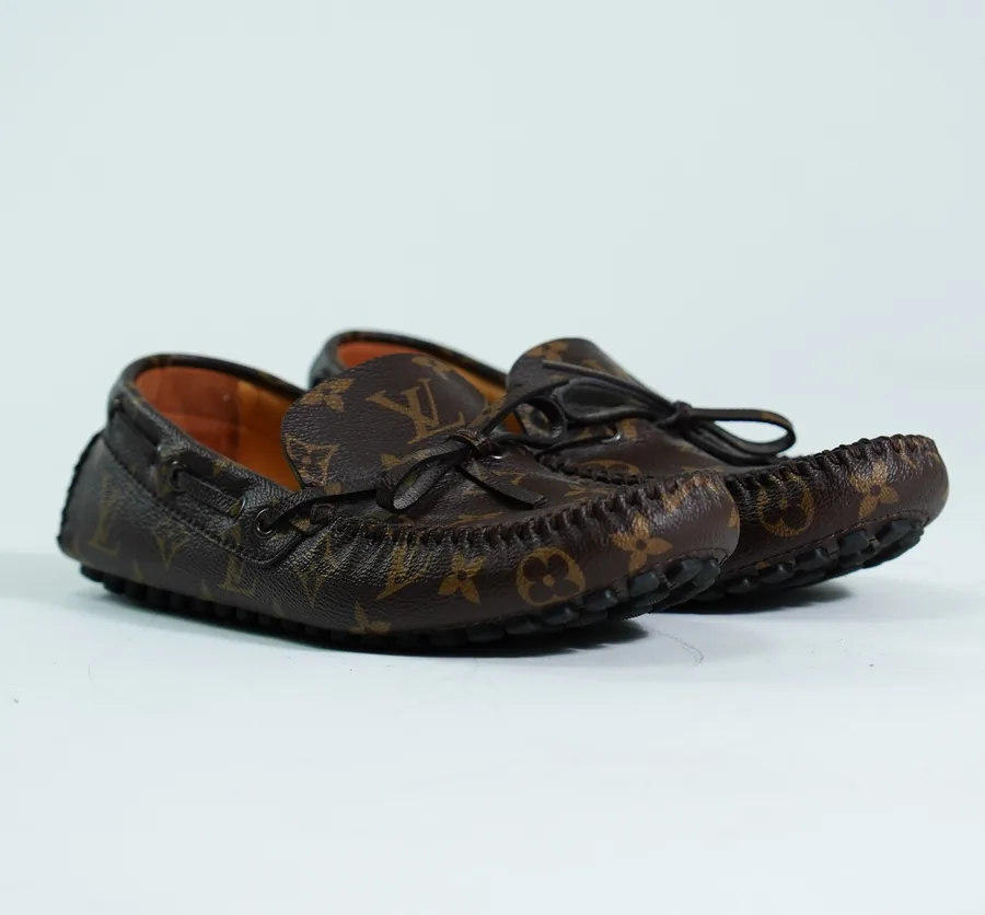 Foto de producto vertical para redes sociales: mocasines cafés, toma 38