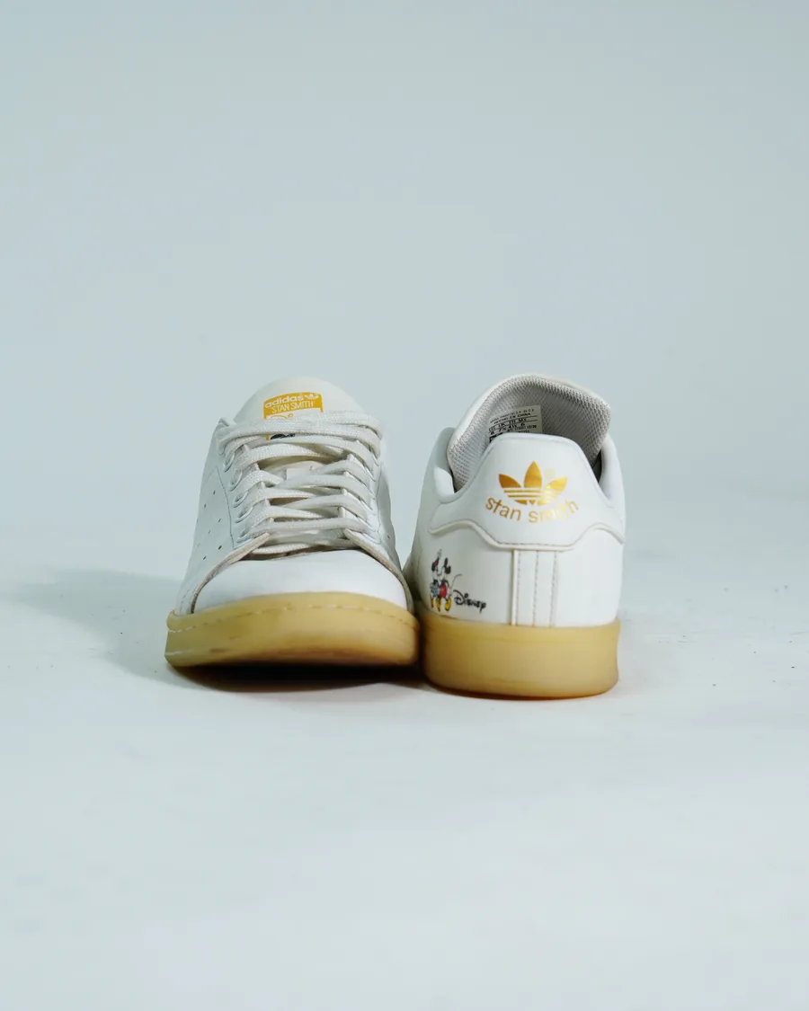 Foto de producto vertical para redes sociales: mocasines cafés de piel, toma 80