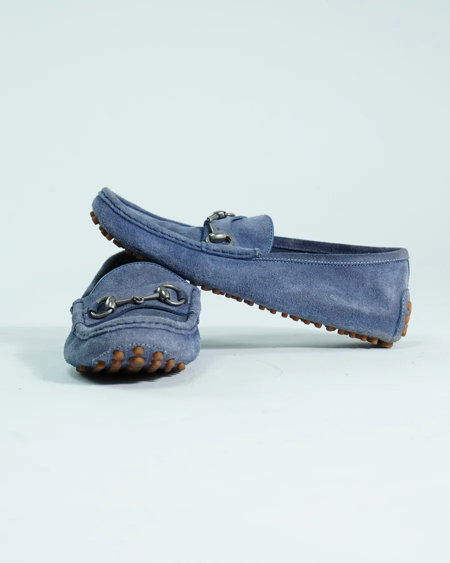 Foto de producto vertical para redes sociales: mocasines de gamuza azul, toma 52