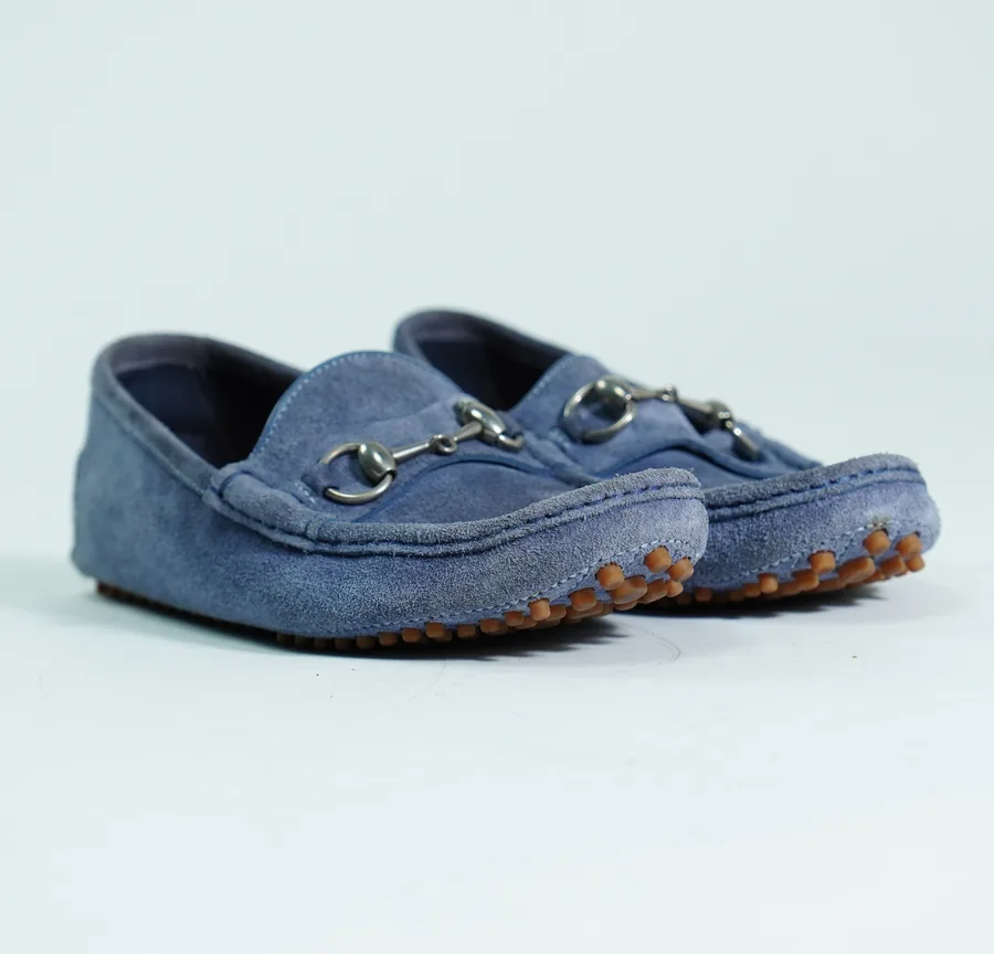Foto de producto vertical para redes sociales: mocasines de gamuza azul, toma 53
