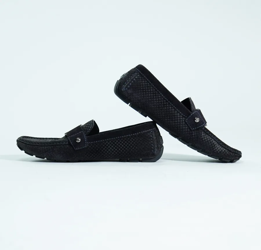 Foto de producto vertical para redes sociales: mocasines negros, toma 50