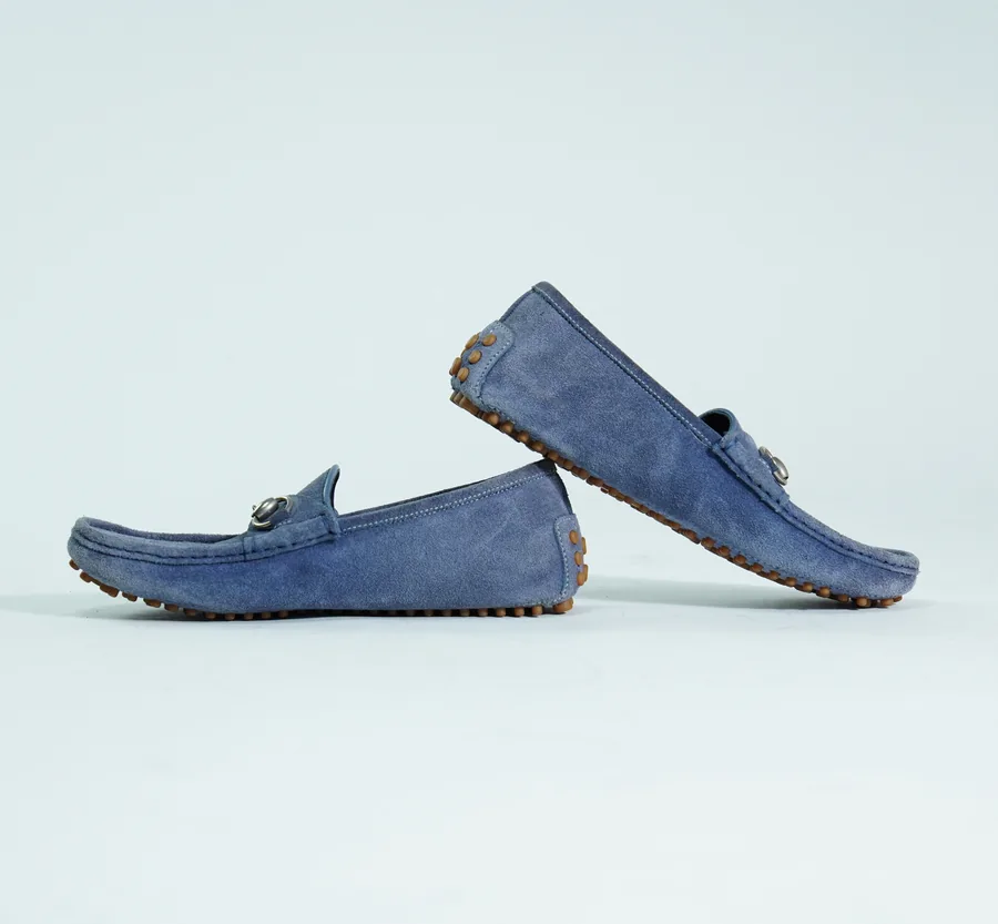 Foto de producto vertical para redes sociales: mocasines negros, toma 51