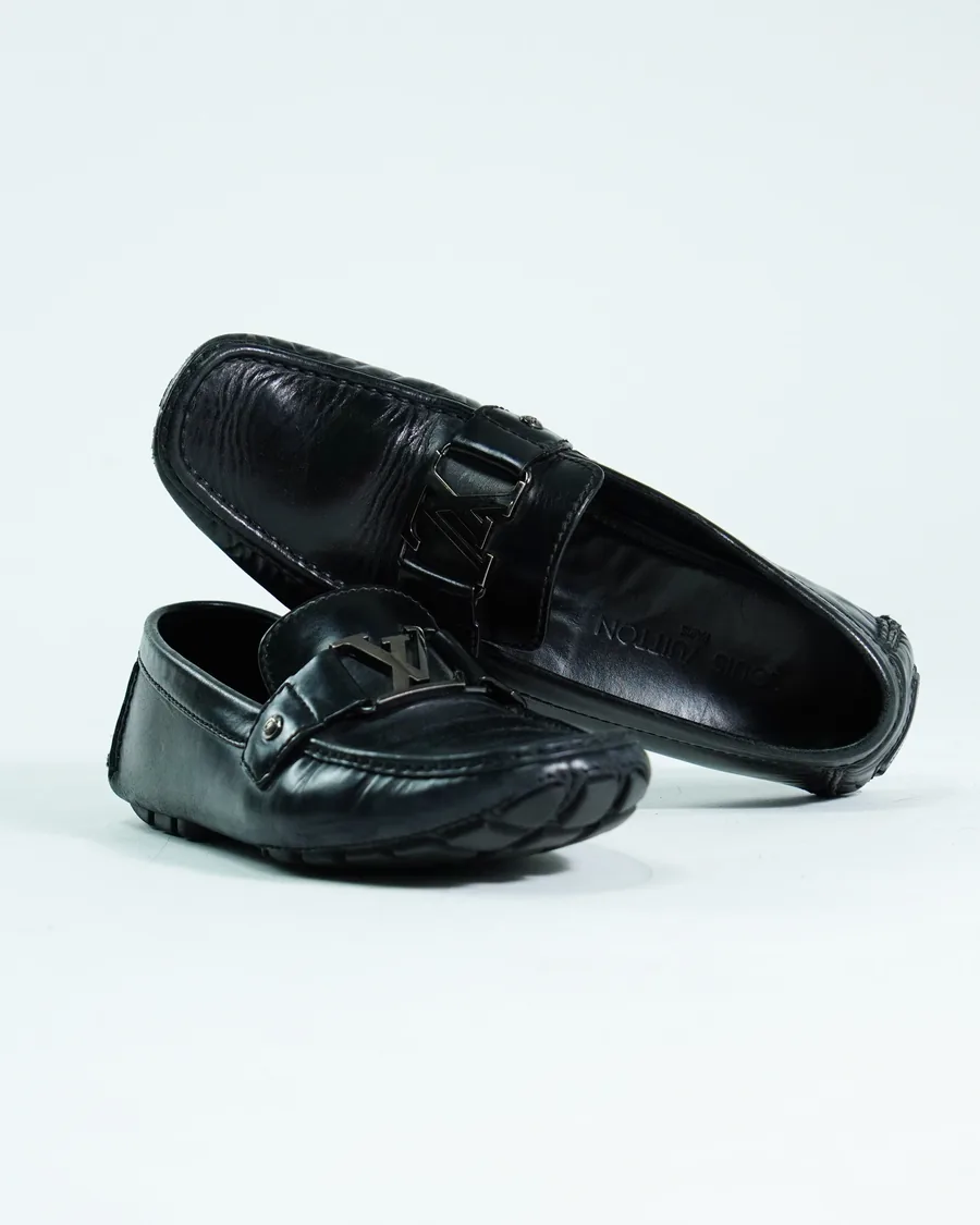 Foto de producto vertical para redes sociales: mocasines negros de charol, toma 43