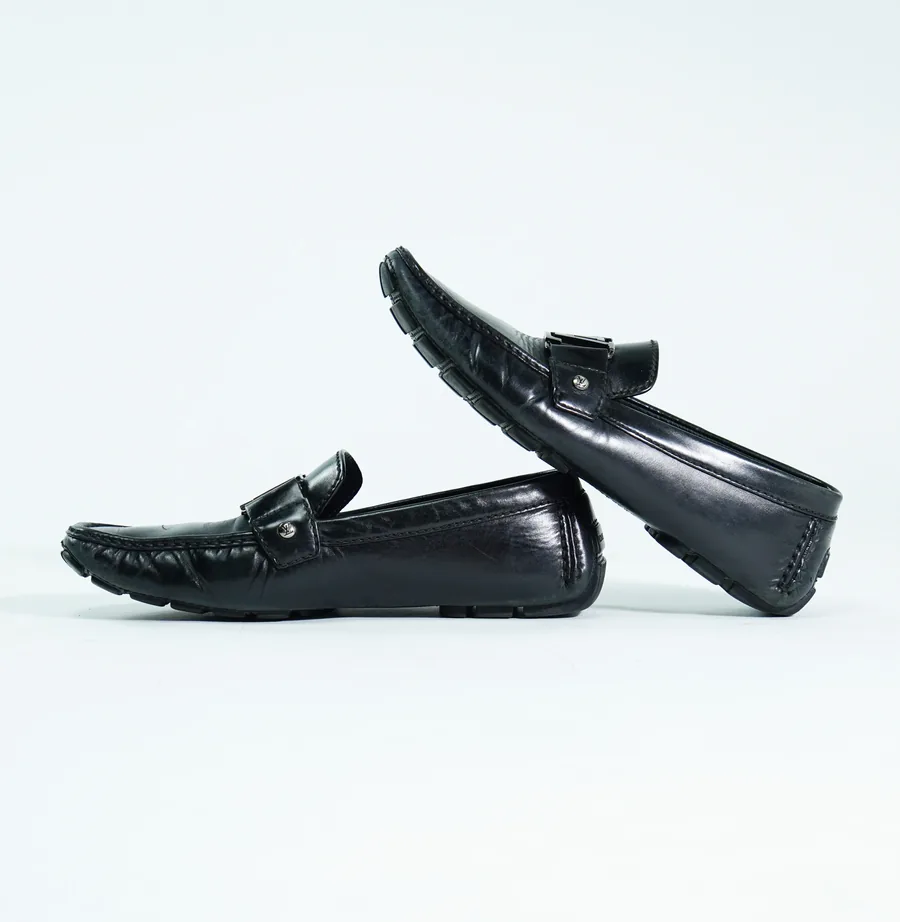 Foto de producto vertical para redes sociales: mocasines negros de charol, toma 44