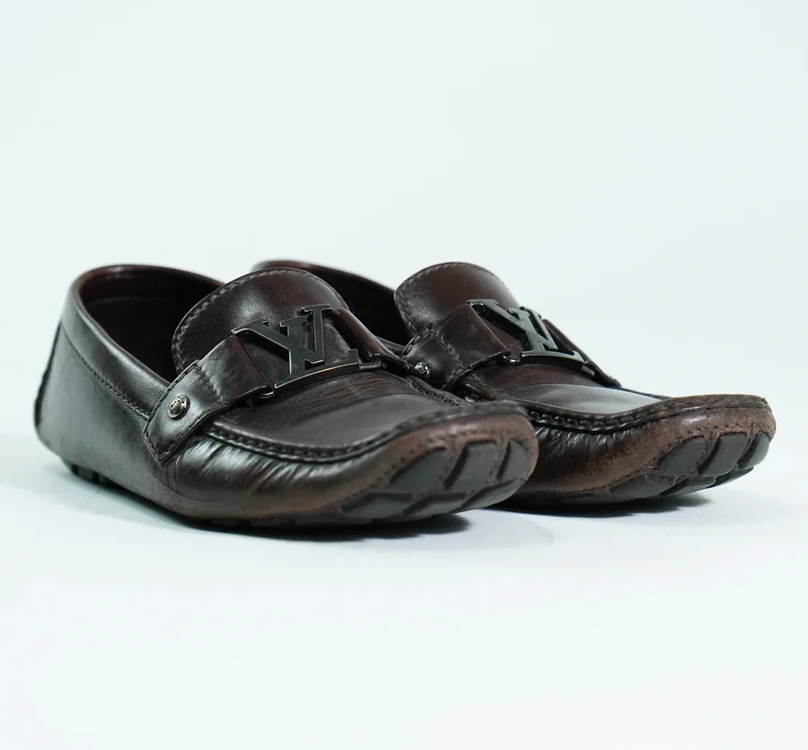Foto de producto vertical para redes sociales: mocasines negros de charol, toma 45