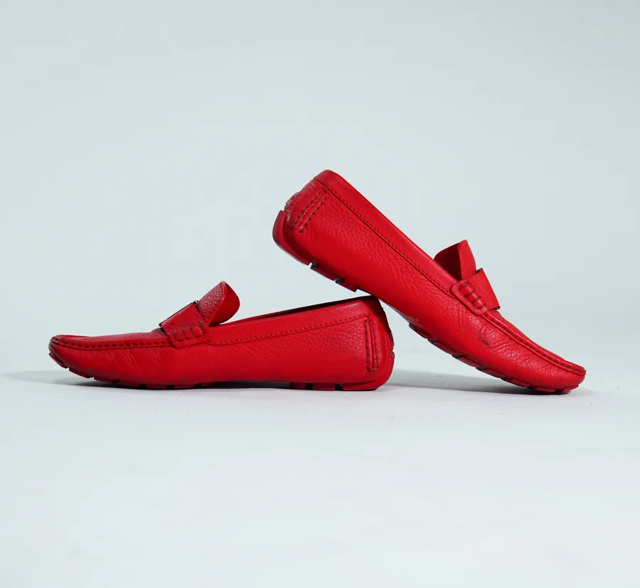 Foto de producto vertical para redes sociales: mocasines rojos, toma 68