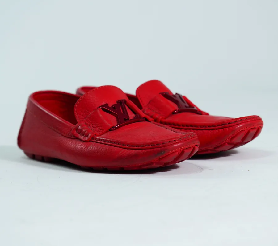 Foto de producto vertical para redes sociales: mocasines rojos, toma 69