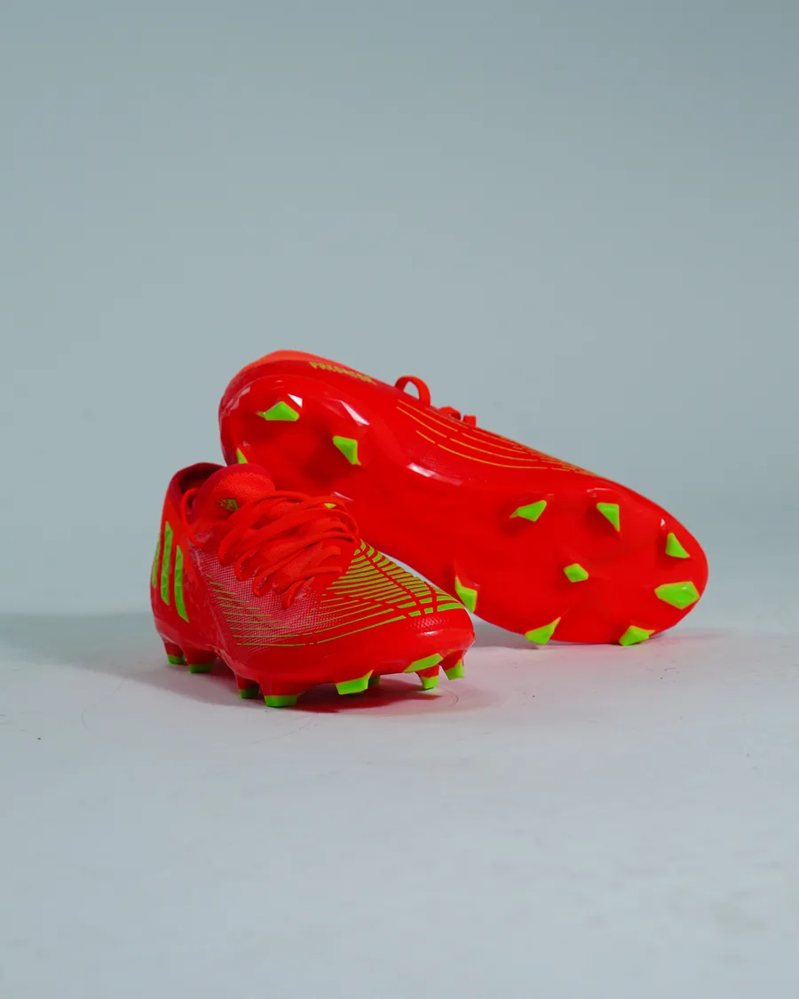 Foto de producto vertical para redes sociales: tacos de futbol rojos, toma 15