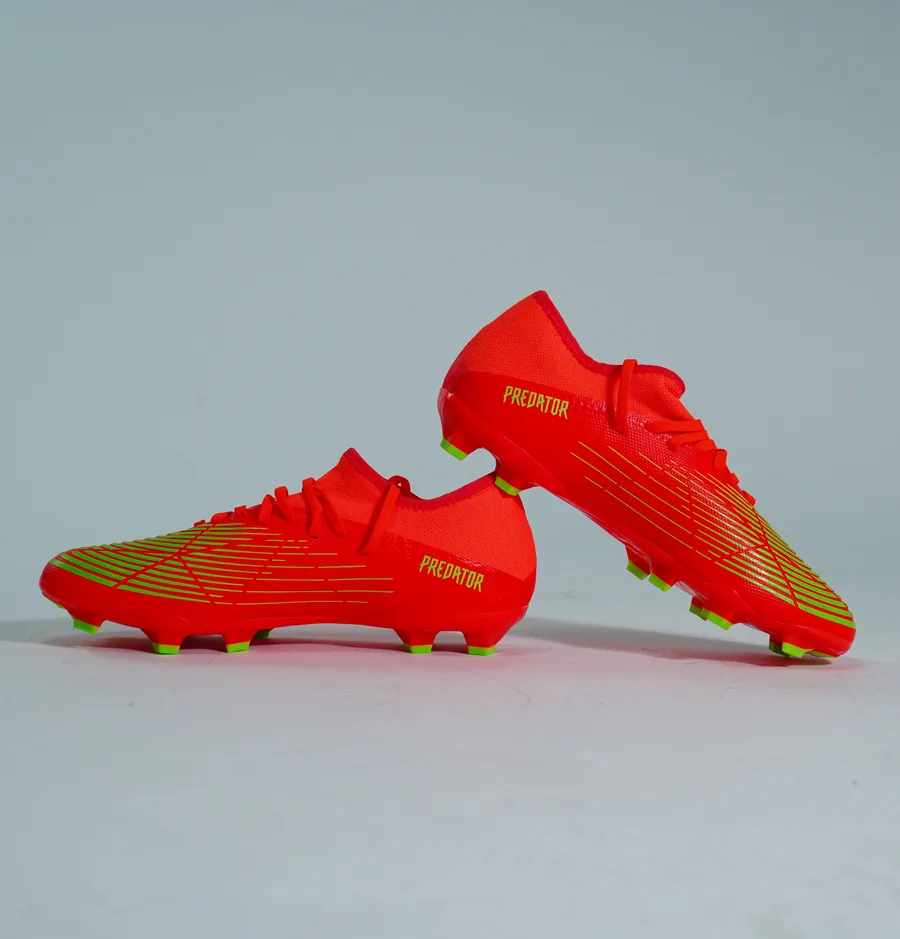 Foto de producto vertical para redes sociales: tacos de futbol rojos, toma 16