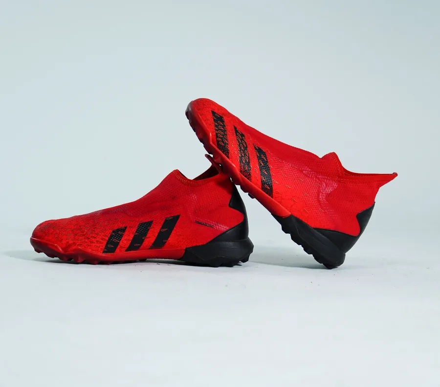 Foto de producto vertical para redes sociales: tacos de futbol rojos de malla, toma 118