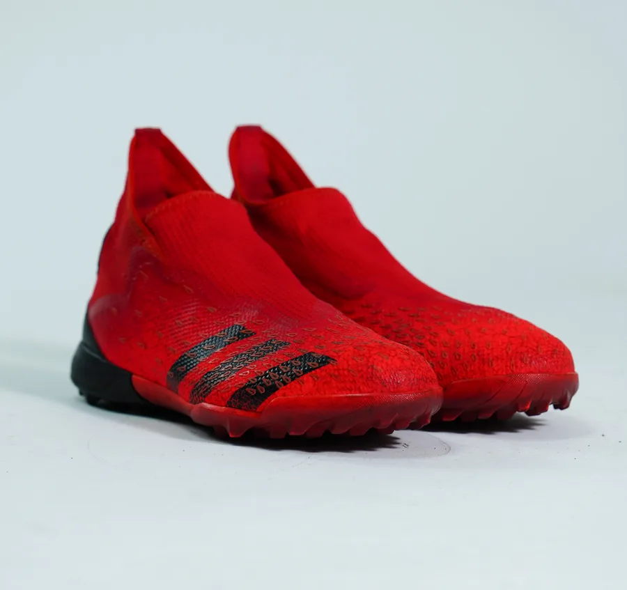 Foto de producto vertical para redes sociales: tacos de futbol rojos de malla, toma 119