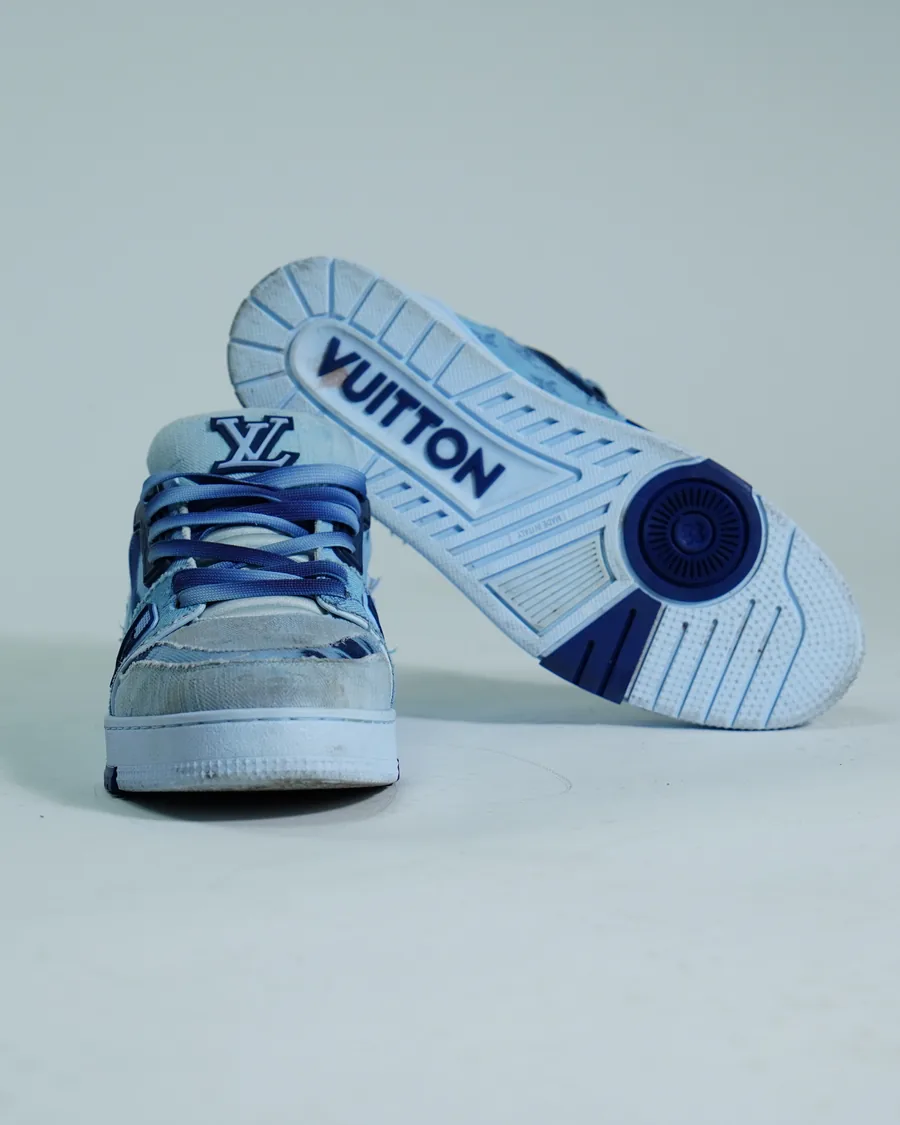 Foto de producto vertical para redes sociales: tenis azul cielo, toma 13