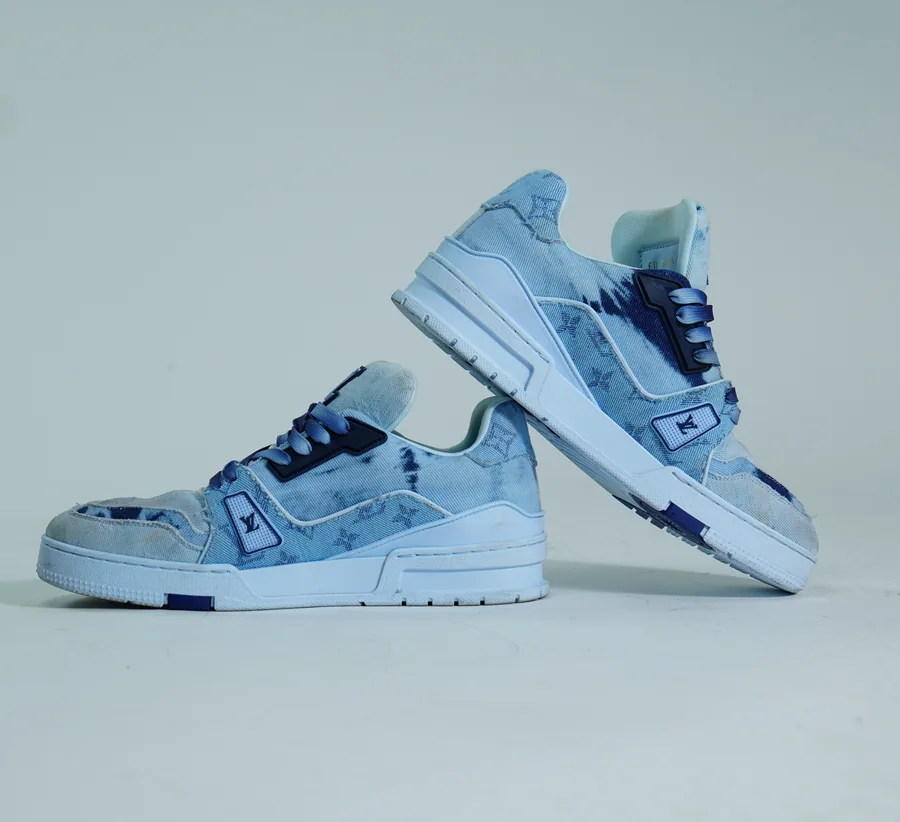 Foto de producto vertical para redes sociales: tenis azul cielo, toma 14