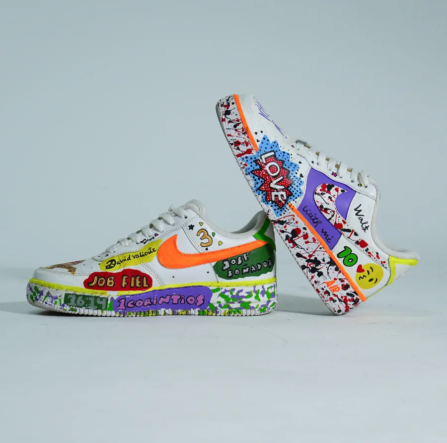 Foto de producto vertical para redes sociales: tenis blancos con estampado de colores, toma 31