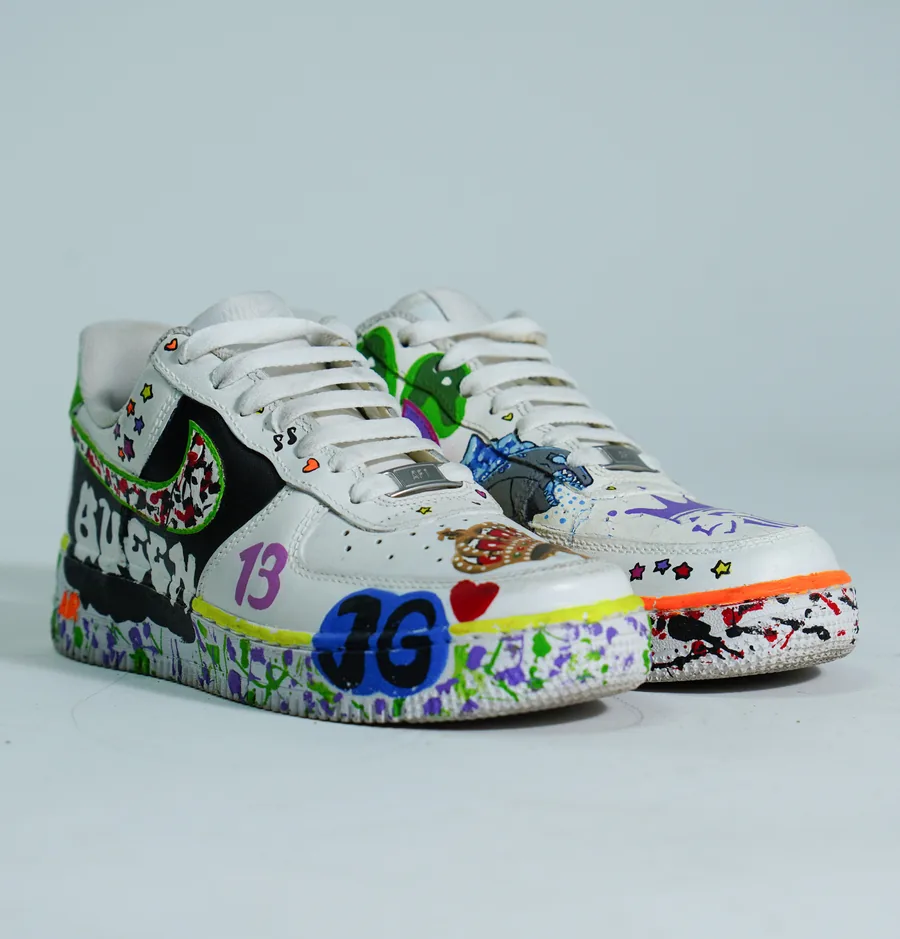 Foto de producto vertical para redes sociales: tenis blancos con estampado de colores, toma 32