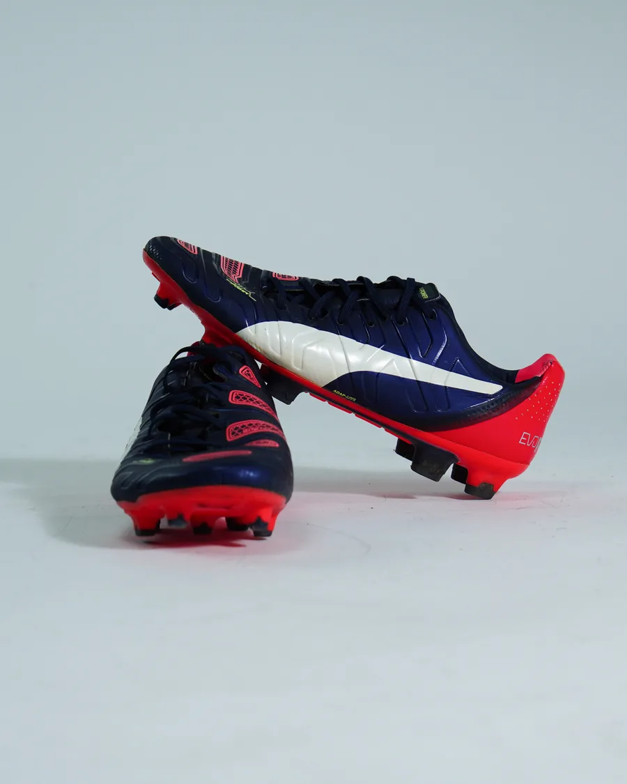 Foto de producto vertical para redes sociales: tenis blancos con estampado de colores, toma 33