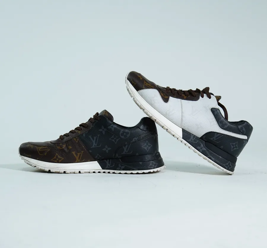 Foto de producto vertical para redes sociales: tenis blancos con negro, toma 74