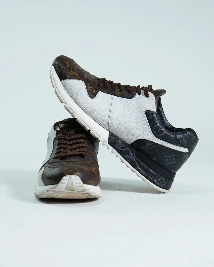 Foto de producto vertical para redes sociales: tenis blancos con negro, toma 75