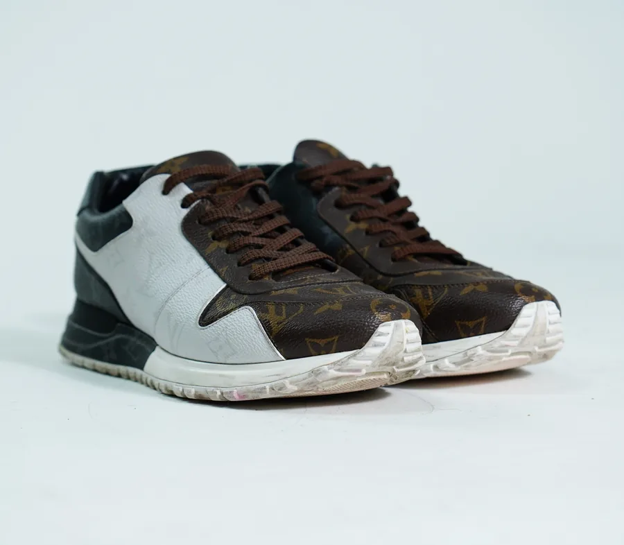 Foto de producto vertical para redes sociales: tenis blancos con negro, toma 76