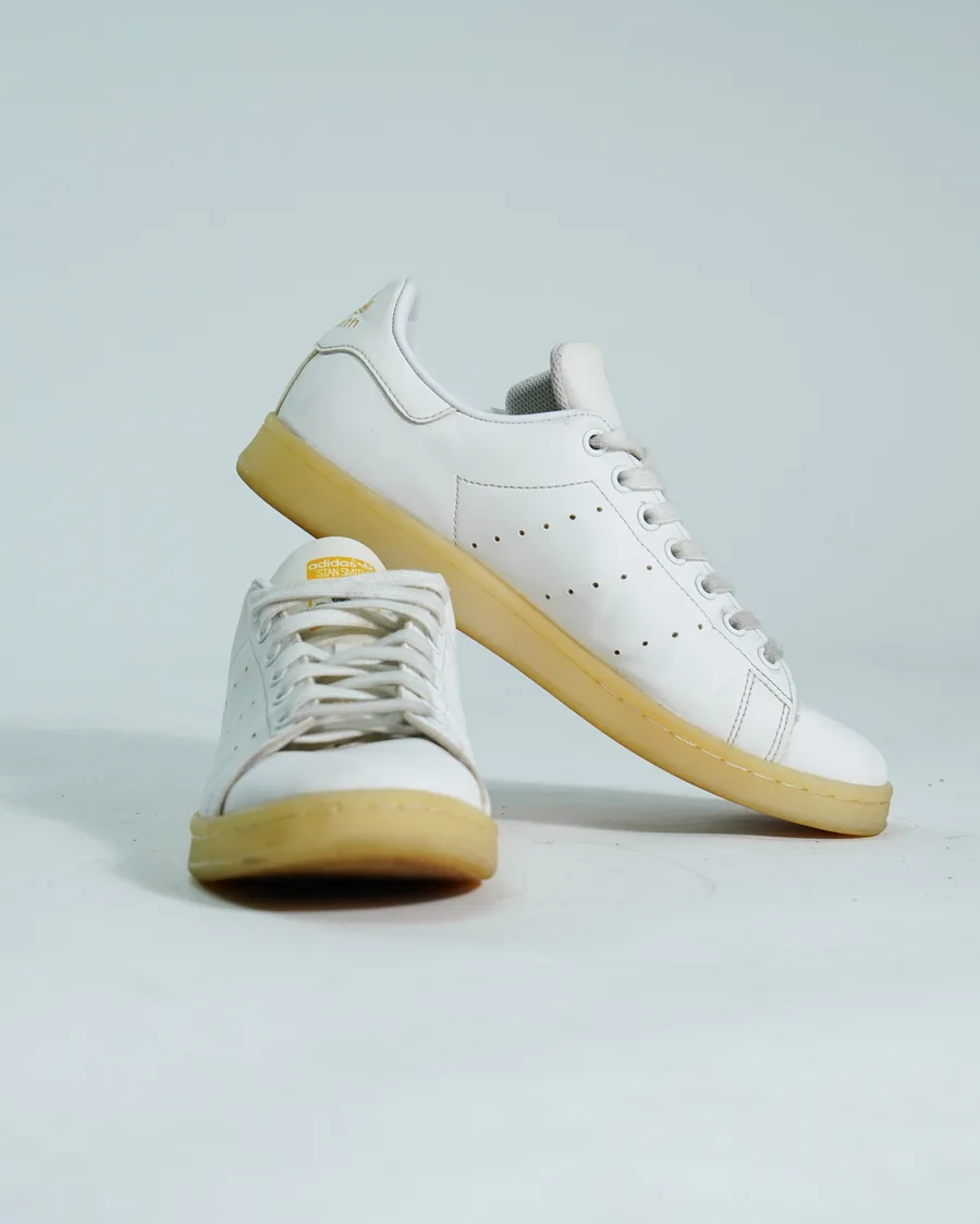 Foto de producto vertical para redes sociales: tenis blancos de piel, toma 81