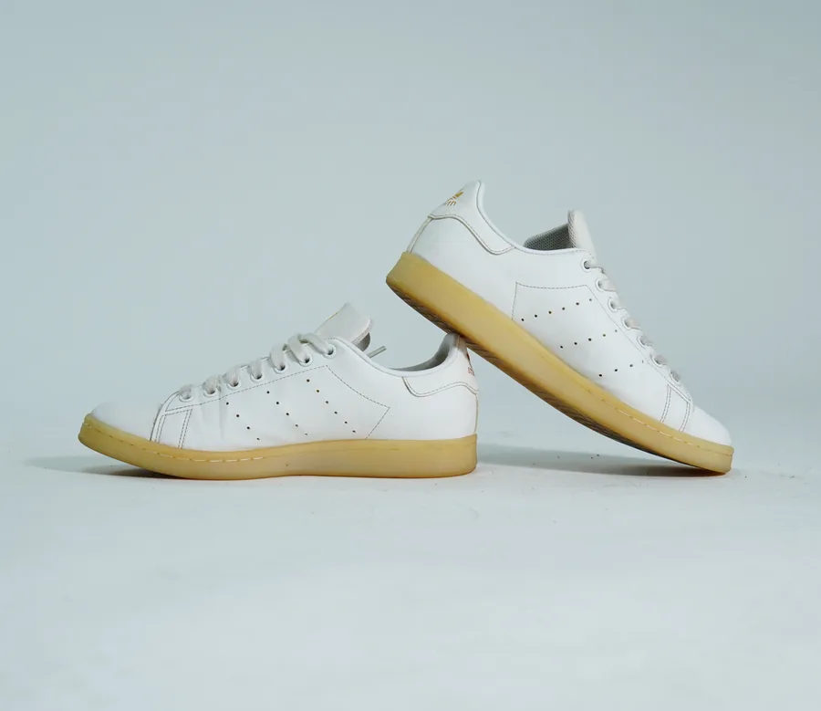 Foto de producto vertical para redes sociales: tenis blancos de piel, toma 82