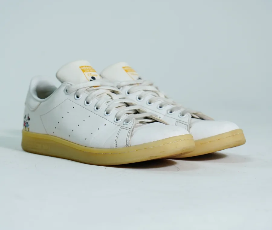 Foto de producto vertical para redes sociales: tenis blancos de piel, toma 83