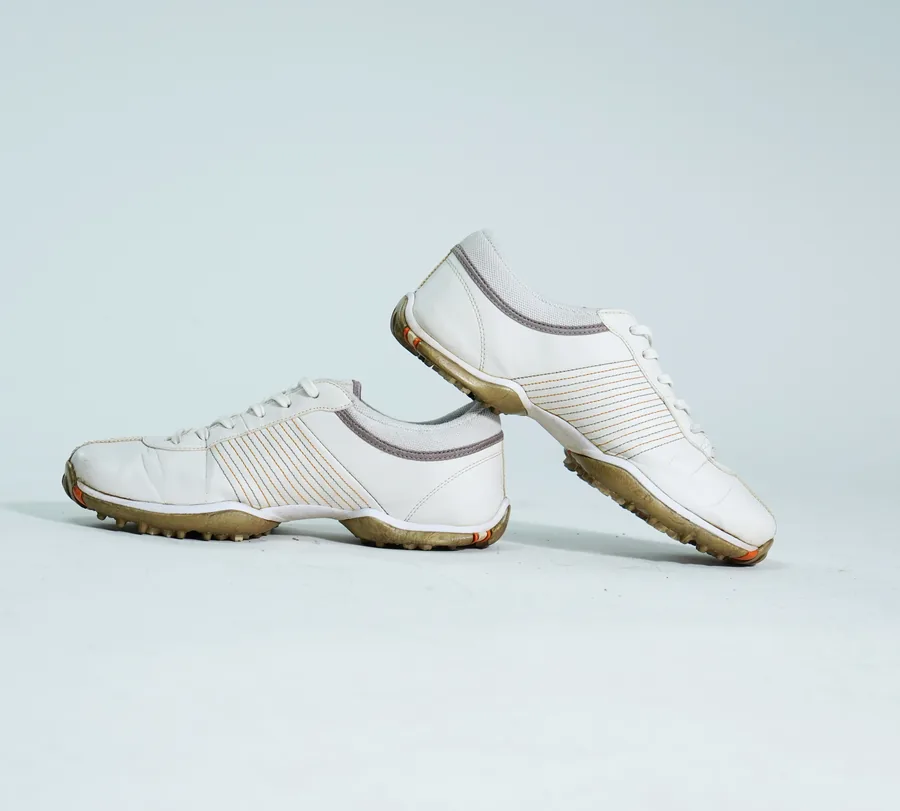 Foto de producto vertical para redes sociales: tenis blancos de piel lisa, toma 115