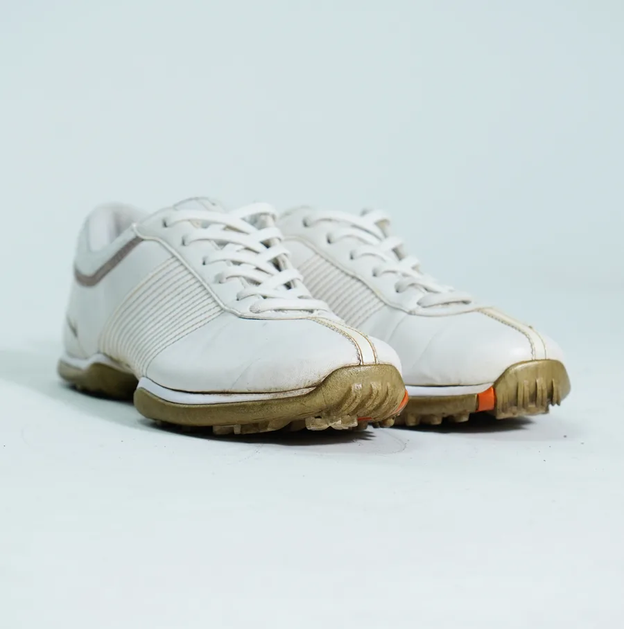 Foto de producto vertical para redes sociales: tenis blancos de piel lisa, toma 116